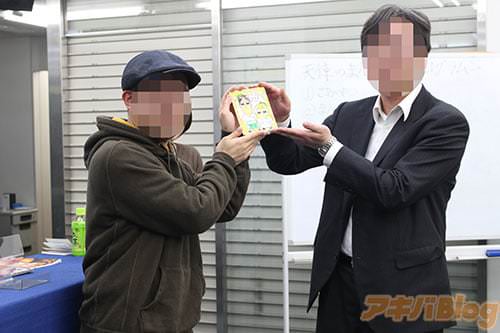 トークイベント『天使のまんだん』。ミニ色紙争奪じゃんけんの勝者と記念撮影