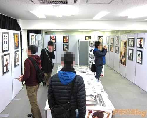 「笹森トモエ イラスト展」会場の様子 イラストの展示や、物販コーナー