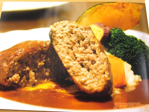 洋食屋yabu kara bou(千葉県市川市) 「ナイフを入れるとお出ましする濃密な肉が、空腹中枢を全力で刺激。口当たりの優しいパテと味わい深いデミグラスソースは相性抜群」