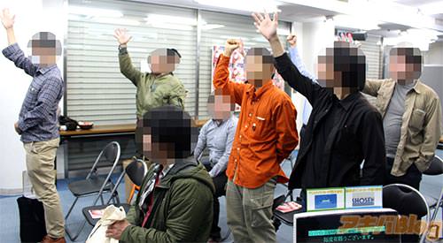 景品のタペストリーを巡り行われたジャンケン大会